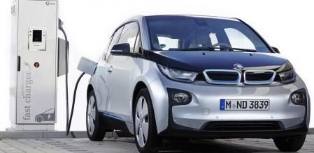 El eléctrico BMW i3, enchufado en un punto de recarga rápida
