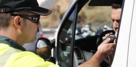 Un conductor realiza una prueba de alcoholemia durante una campaña de control especial de la DGT 