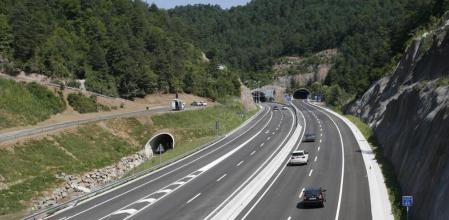 La normativa establece que es obligatorio circular por el carril de la derecha y que el de la izquierda solo se debe utilizar para adelantar 