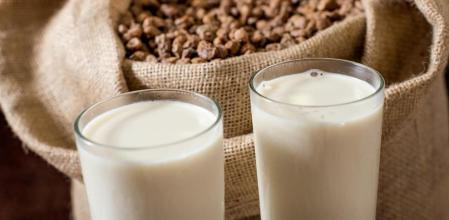 Dos vasos de horchata acompañados de un saco de chufa