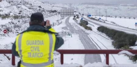 Imagen de archivo de un agente de la Guardia Civil de Tráfico fotografiando la autovía que une Murcia con Caravaca de la Cruz, la RM-15, cortada al tráfico por nieve&nbsp;