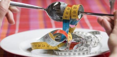 Dejar de comer no es una buena opción como medida para perder peso