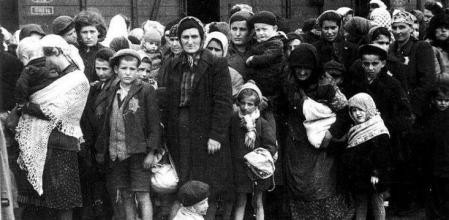 Un grupo de judíos al llegar a Auschwitz&nbsp;