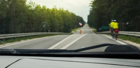 Si un conductor quiere adelantar a un ciclista debe dejar una distancia lateral de seguridad de al menos 1,5 metros