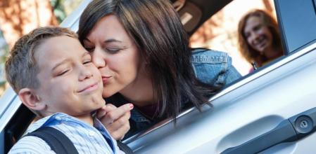 Muchos escolares van al colegio en coche acompañados por sus padres de camino al trabajo&nbsp;