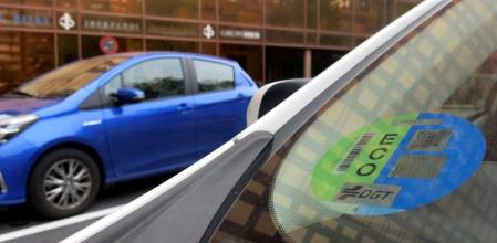 El distintivo debe ir adherido en el ángulo inferior derecho del parabrisas delantero&nbsp;