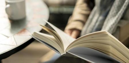 Leer libros en voz alta tiene beneficios intelectuales y emocionales para todas las edades