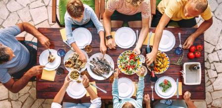 Una familia compartiendo mesa 