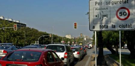 Circulación en Avda Diagonal. Señal de tráfico indicando control por radar y límite de velocidad
