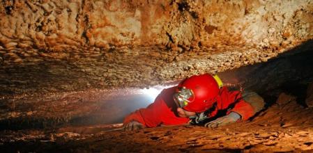 Imagen de archivo de un espeleólogo en una cueva