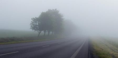 Una carretera con visibilidad reducida a causa de la densa niebla, en una imagen de archivo.