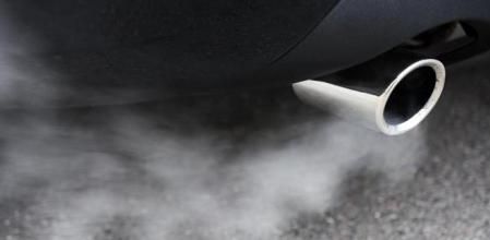 Humo expulsado por el tubo de escape de un coche