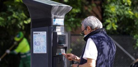 Un hombre utiliza un parquímetro del servicio de estacionamiento regulado (SER) de Madrid&nbsp;
