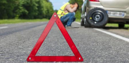 En caso de pinchazo, hay que poner los triángulos de emergencia y avisar al servicio de asistencia si no se pueden cambiar la rueda con seguridad&nbsp;