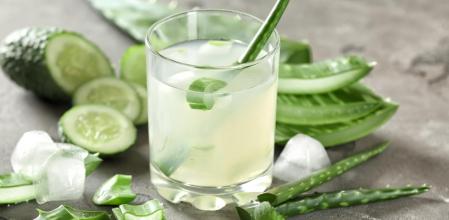 El zumo de Aloe vera contiene propiedades antiinflamatorias y antibacterianas.