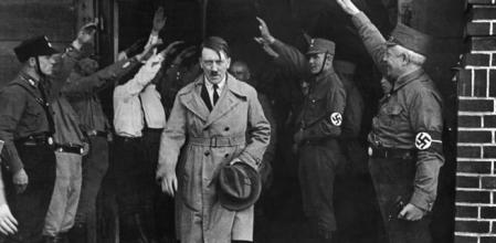 Adolf Hitler sale de la sede del partido nazi en Múnich, Alemania, en 1931&nbsp;