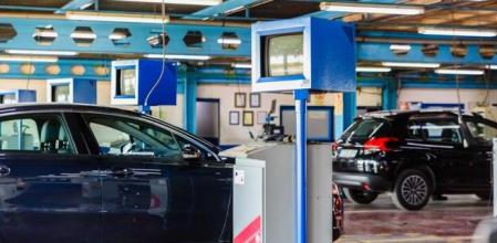 Coches pasando la revisión de la ITV una estación en Valencia