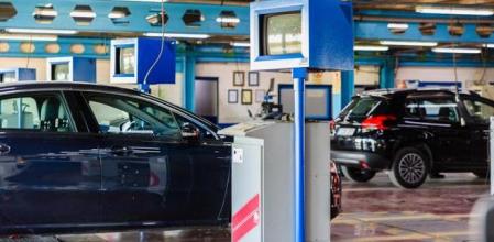 Coches pasando la revisión de la ITV una estación en Valencia&nbsp;