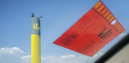 La pegatina de la ITV debe colocarse en la parte superior derecha del parabrisas.