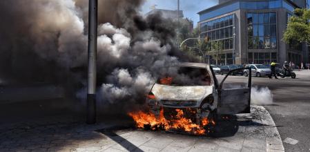 Incendio de un coche particular en el centro de Barcelona en julio de 2016