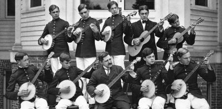 1890s 1900s GROUP YOUNG MEN PLAYING BANJOS AND GUITARS IN STRING ORCHESTRA  (Photo by H. Armstrong Roberts/ClassicStock/Getty Images)