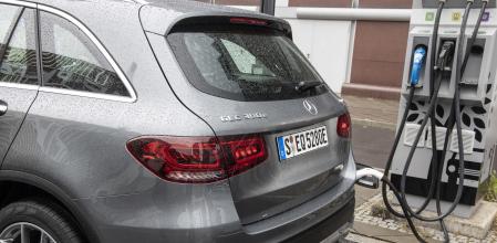 Las versiones híbridas enchufables del Mercedes-Benz GLC se pueden recargar en varios tipos de tomas