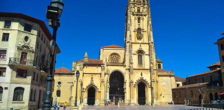 Catedral de San Salvador, en Oviedo, punto de inicio del Camino Primitivo a Santiago de Compostela