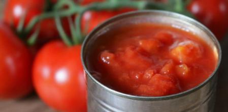 Una lata de tomate abierta