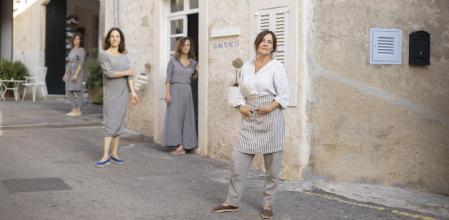 Las hermanas Solivellas y la sumiller Evelyn de las Alas en Ca Na Toneta