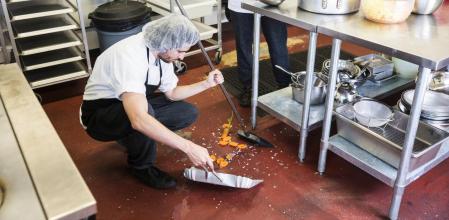 Comida derramada en un suelo de madera