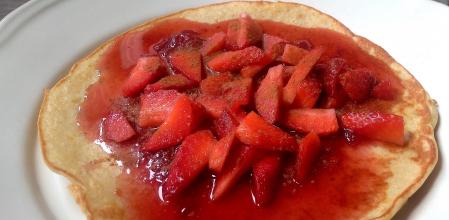 Tortitas de plátano con fresas