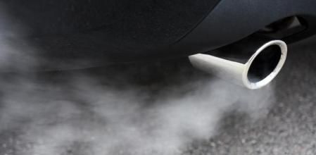 Humo expulsado por el tubo de escape de un coche