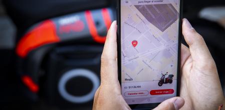 El alquiler de una moto eléctrica de Seat se realiza a través de una aplicación de móvil&nbsp;