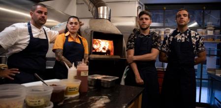 El chef Augusto Mayer junto al equipo de Proper Barcelona