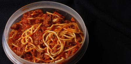 Pasta con tomate en un táper