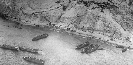 La dificultad del desembarco en Alhucemas, con una playa estrecha y una loma muy empinada. Foto del servicio aéreo español.