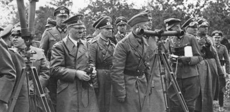 Hitler, junto a sus generales y jerifaltes, en 1939