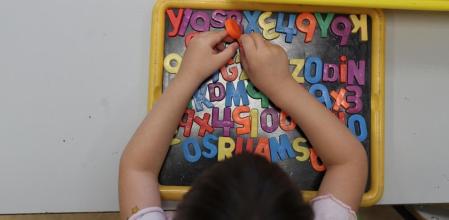 Imagen de recurso: una niña juega en el colegio