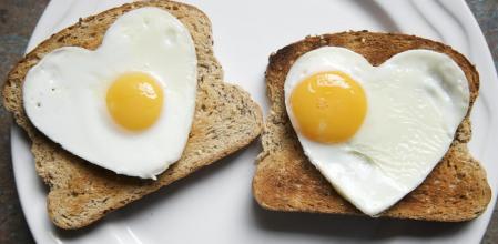 Huevos sobre tostadas