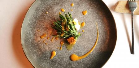 rúcula salvaje con requesón de Pregondón