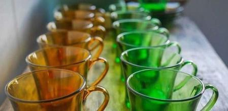 Tazas ámbar y verde de la vajilla Duralex