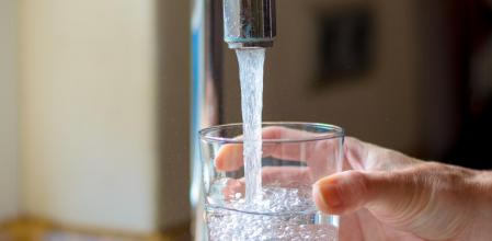 El agua de grifo suele tener una sola procedencia, y como es distinta en cada lugar, tampoco todas tienen la misma calidad, componentes ni sabor