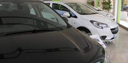 Coches expuestos en un concesionario&nbsp;
