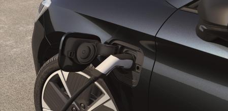 Lo coches híbridos enchufables con una autonomía de entre 30 y 90 km en modo eléctrico también se pueden acoger a las ayudas&nbsp;