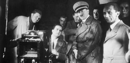 Hitler y Goebbels visitan un plató de la UFA, el estudio cinematográfico más importante de Alemania, en 1935.