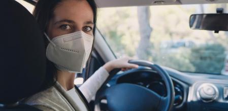 Cuando una persona se desplaza sola en el coche no es obligatorio usar mascarilla, pero si el vehículo es compartido es aconsejable hacerlo&nbsp;