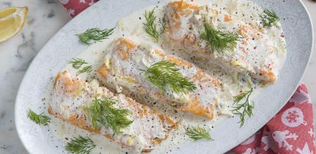 Salmón con puerro y salsa de eneldo