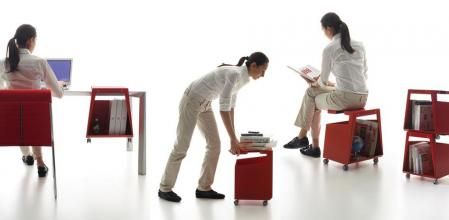 Creada para Smith por Jonathan Olivares, es una unidad que puede funcionar como taburete, contenedor, mesa auxiliar, estante colgable y apilable. Mutifuncional, en blanco, rojo y negro