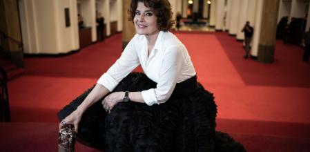 Fanny Ardant sostiene el premio Cesar que ha ganado este año por 'La Belle Époque'