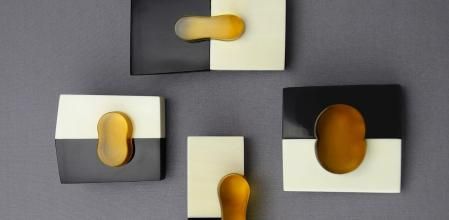 Estos broches están hechos con marfil de mamut, cuerno de búfalo, ámbar (que funciona como la pieza de engarce) y plata